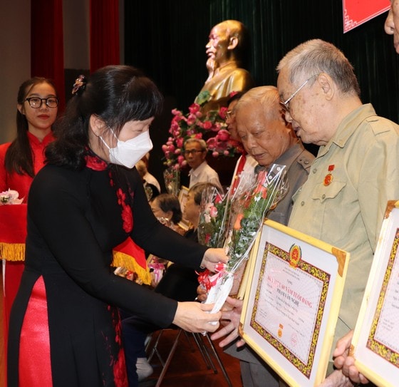 Các đảng viên cao tuổi tại quận Bình Thạnh trong ngày nhận Huy hiệu Đảng đợt 2-9. Ảnh: THÁI PHƯƠNG