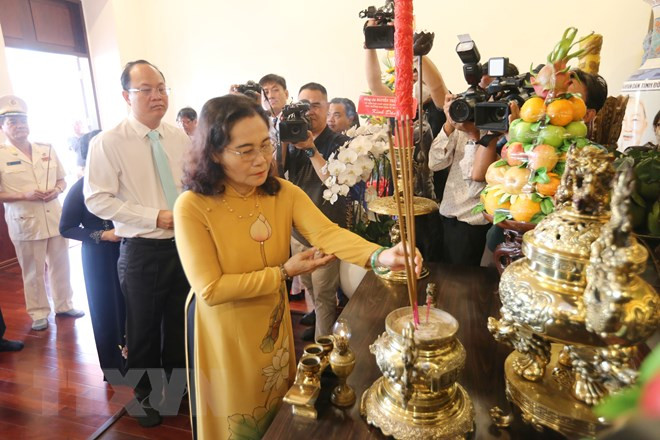 Chủ tịch HĐND Thành phố Hồ Chí Minh Nguyễn Thị Lệ dâng hương Chủ tịch Hồ Chí Minh tại Bảo tàng Hồ Chí Minh chi nhánh Thành phố Hồ Chí Minh. (Ảnh: Thanh Vũ/TTXVN)