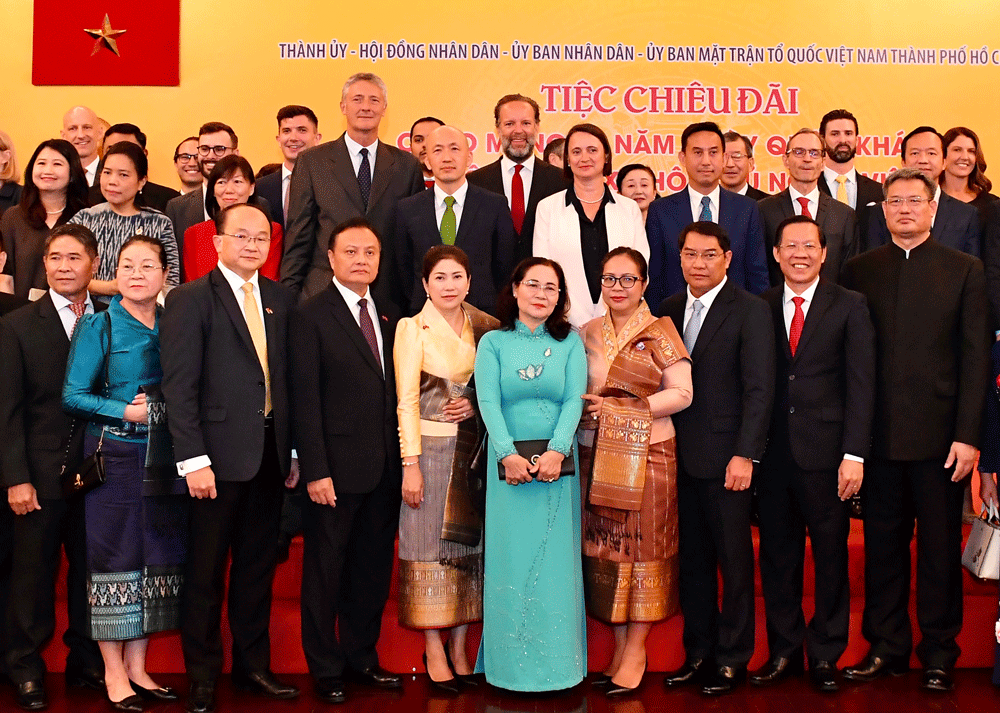 Lãnh đạo TPHCM cùng các đại biểu dự tiệc chiêu đãi chào mừng 77 năm Ngày Quốc khánh. Ảnh: VIỆT DŨNG