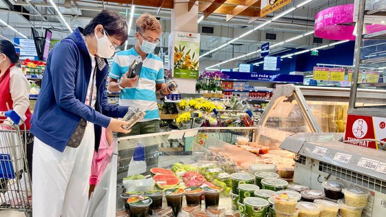 Khách chọn mua hàng tại hệ thống siêu thị Co.opmart  trên địa bàn TPHCM