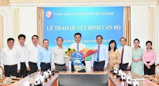 Chủ tịch UBND TPHCM Phan Văn Mãi và các đồng chí lãnh đạo sở, ban, ngành chúc mừng đồng chí Võ Đức Thanh. Ảnh: VIỆT DŨNG