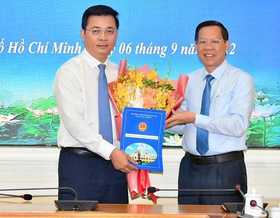 Chủ tịch UBND TPHCM Phan Văn Mãi trao quyết định cho đồng chí Võ Đức Thanh. Ảnh: VIỆT DŨNG