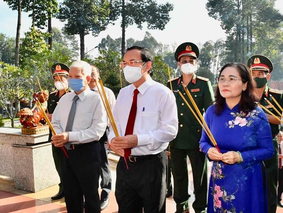 Nguyên Chủ tịch nước Nguyễn Minh Triết, Bí thư Thành ủy TPHCM Nguyễn Văn Nên và Chủ tịch HĐND TPHCM Nguyễn Thị Lệ dâng hương tại Nghĩa trang Liệt sĩ huyện Củ Chi. Ảnh: VIỆT DŨNG