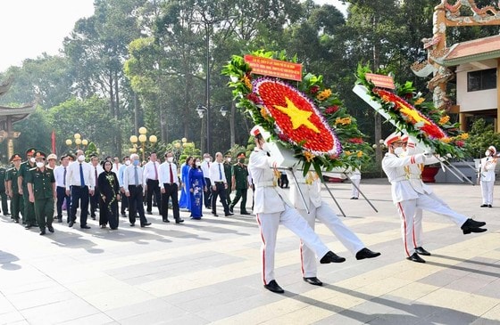 Đoàn đại biểu dâng hoa và dâng hương tưởng niệm các anh hùng liệt sĩ tại Đền Tưởng niệm Liệt sĩ Bến Dược. Ảnh: VIỆT DŨNG