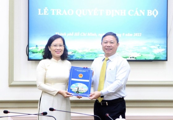 Phó Chủ tịch UBND TPHCM Dương Anh Đức trao quyết định tiếp nhận và bổ nhiệm cho bà Nguyễn Thị Minh Phượng. Ảnh: MAI HOA