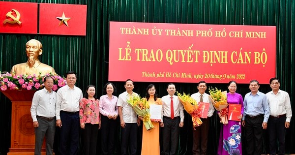 Thành ủy TPHCM trao quyết định nhân sự nhiều vị trí