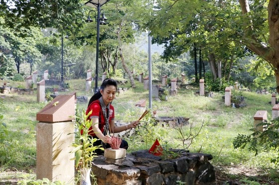 Đại biểu thắp nhang tại phần mộ các anh hùng liệt sĩ.
