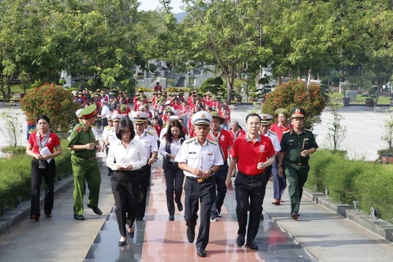 Đoàn đại biểu TPHCM dâng hương tại Nghĩa trang Hàng Dương.