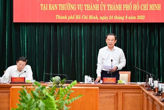 Bí thư Thành ủy TPHCM Nguyễn Văn Nên thống nhất với dự thảo báo cáo được nêu ra tại buổi làm việc. Ảnh: VIỆT DŨNG