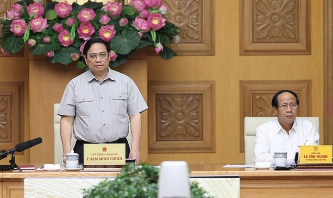 Thủ tướng Phạm Minh Chính chủ trì họp ứng phó cơn bão số 4-Noru. (Ảnh: Dương Giang/TTXVN)