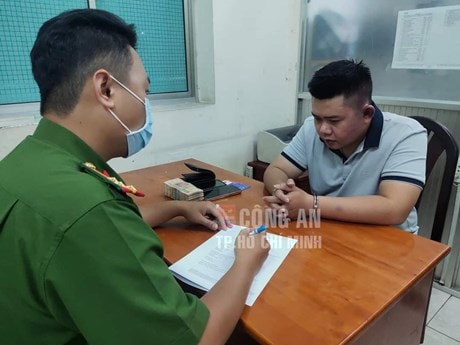 Đối tượng Nguyễn Hồng Thạch tại cơ quan công an. (Nguồn: Công an Thành phố Hồ Chí Minh)