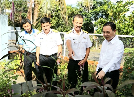 Đồng chí Nguyễn Văn Hiếu thăm vườn thuốc nam của Trạm ra đa 625. Ảnh: NGÔ BÌNH