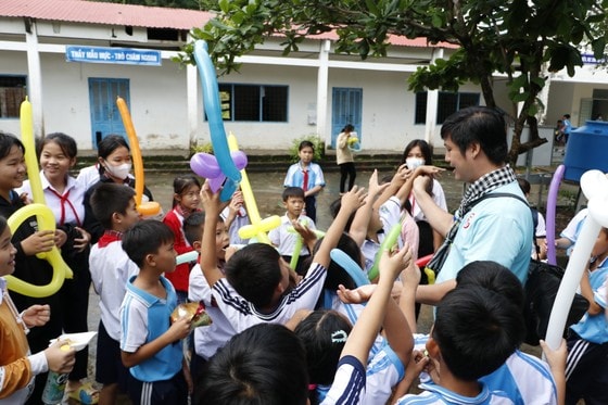 Nghệ sĩ giao lưu, tặng quà cho các em học sinh