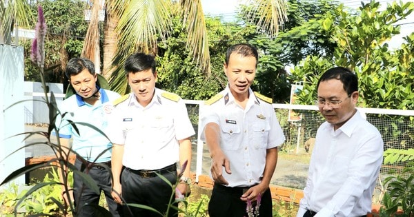 Đoàn đại biểu TPHCM đến thăm cán bộ, chiến sĩ và nhân dân trên đảo Hòn Đốc