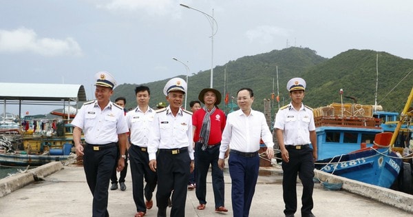 Lãnh đạo TPHCM thăm, tặng quà cán bộ, chiến sĩ và nhân dân đảo Nam Du