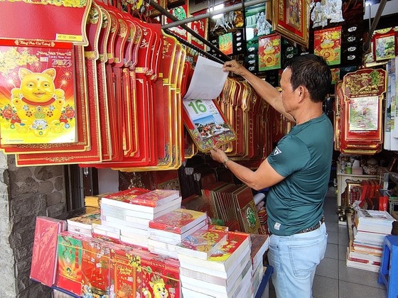 Khách hàng tìm hiểu lịch xuân Quý Mão 2023