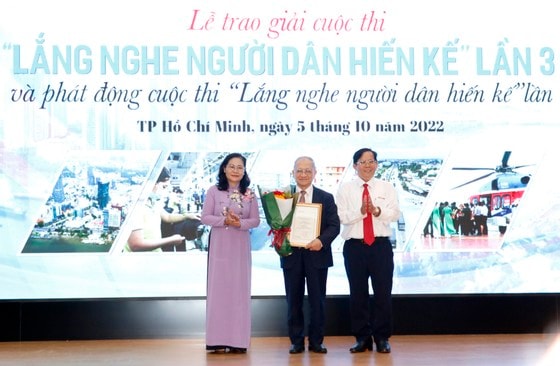 Phó Bí thư Thành ủy TPHCM Nguyễn Thị Lệ và Tổng biên tập báo Người Lao Động Tô Đình Tuân trao giải nhất cho tác giả Lê Đăng Doanh. Ảnh: NGÔ BÌNH.