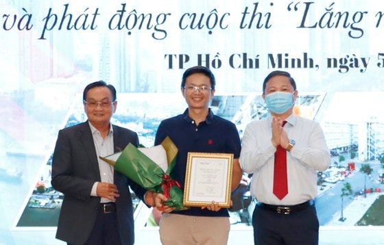 Phó Chủ tịch UBND TPHCM Dương Anh Đức và TS Trần Du Lịch trao giải ba cho tác giả Nhật Quang. Ảnh: NGÔ BÌNH.