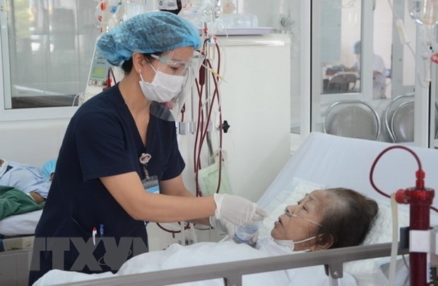 Nữ điều dưỡng chăm sóc bệnh nhân. Ảnh minh họa.(Nguồn: TTXVN)