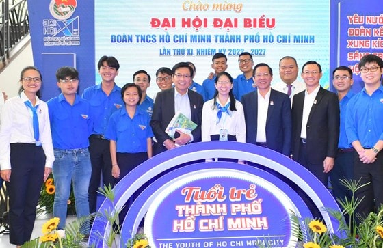 Chủ tịch UBND TPHCM Phan Văn Mãi cùng các đại biểu dự diễn đàn. Ảnh: VIỆT DŨNG