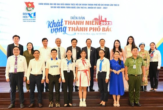 Chủ tịch UBND TPHCM Phan Văn Mãi cùng các đại biểu đến dự diễn đàn “Khát vọng thanh niên thành phố Bác” năm 2022. Ảnh: VIỆT DŨNG