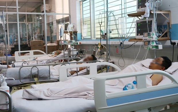 Bệnh nhân mắc sốt xuất huyết nặng đang được điều trị tại Bệnh viện Bệnh Nhiệt đới Thành phố Hồ Chí Minh. (Ảnh: Đinh Hằng/TTXVN)