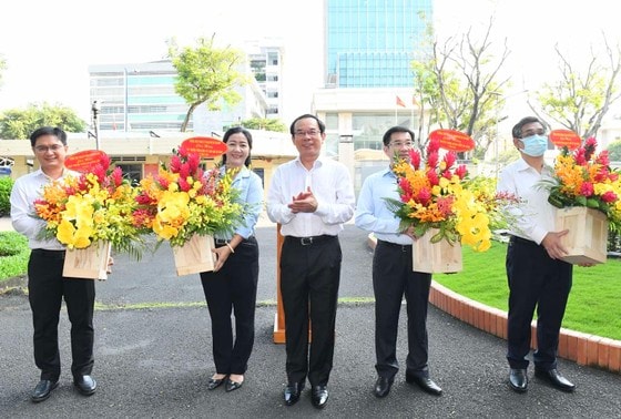Dịp này, nhân Ngày truyền thống ngành Tổ chức xây dựng Đảng (14-10), Ngày truyền thống công tác Dân vận của Đảng (15-10), Ngày truyền thống ngành Kiểm tra Đảng (16-10) và Ngày truyền thống Văn phòng cấp ủy (18-10), Bí thư Thành ủy Nguyễn Văn Nên tặng hoa chúc mừng lãnh đạo, cán bộ, công chức của ngành. Ảnh: VIỆT DŨNG