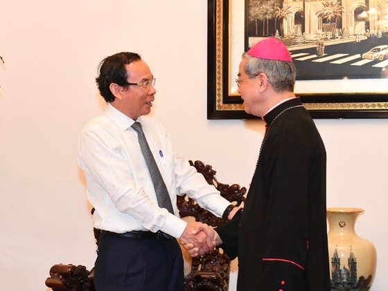 Bí thư Thành ủy TPHCM gửi gắm niềm tin, Giám mục Giuse Nguyễn Năng trên cương vị mới sẽ tiếp tục chỉ dẫn giáo dân đồng hành, góp sức xây dựng đất nước phát triển phồn vinh; xây dựng TPHCM văn minh, hiện đại, nghĩa tình. Ảnh: VIỆT DŨNG
