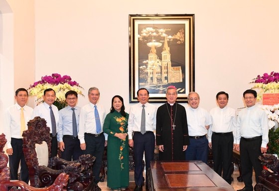 Đoàn lãnh đạo Thành ủy - HĐND - UBND - Ủy ban MTTQ Việt Nam TPHCM do đồng chí Nguyễn Văn Nên, Ủy viên Bộ Chính trị, Bí thư Thành ủy TPHCM làm trưởng đoàn, đã đến thăm, chúc mừng Giám mục Giuse Nguyễn Năng. Ảnh: VIỆT DŨNG