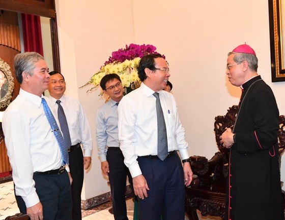 Giám mục Giuse Nguyễn Năng trân trọng gửi lời cảm ơn đến Bí thư Thành ủy TPHCM và lãnh đạo TPHCM. Ảnh: VIỆT DŨNG