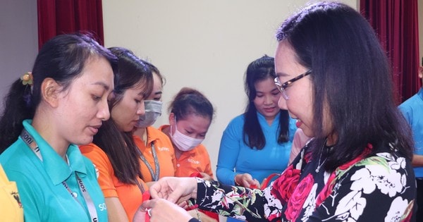 Gần 3.000 áo dài, vải may áo dài tặng nữ công nhân