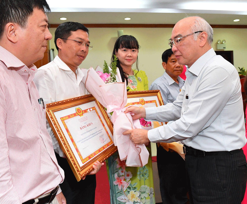 Trưởng ban Tuyên giáo Thành ủy Phan Nguyễn Như Khuê trao tặng bằng khen cho các đơn vị. Ảnh: VIỆT DŨNG