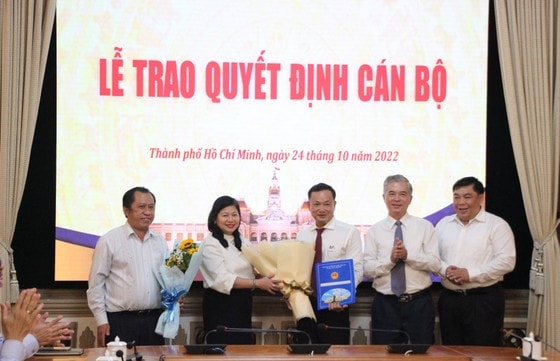 Ông Huỳnh Văn Phùng nhận hoa chúc mừng từ lãnh đạo Sở Nội vụ. Ảnh: MAI HOA