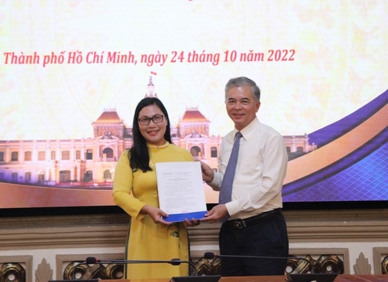 Bà Huỳnh Thu Thảo nhận quyết định điều động và bổ nhiệm. Ảnh: MAI HOA