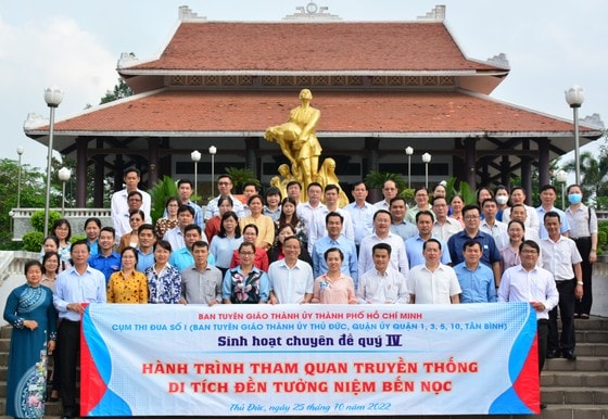 Các đại biểu dâng hoa, dâng hương lên Chủ tịch Hồ Chí Minh tại Đền Bến Nọc tại TP Thủ Đức. Ảnh: PHƯƠNG UYÊN