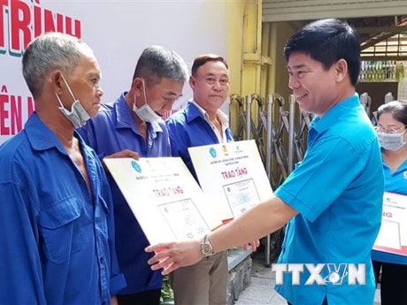 ​TP Hồ Chí Minh tặng 500 thẻ bảo hiểm y tế cho người lao động nghèo