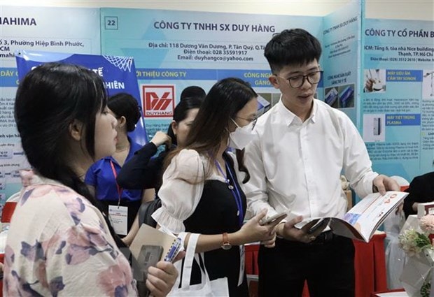 Khách tham quan tìm hiểu công nghệ, thiết bị được trưng bày tại Techmart y tế và chăm sóc sức khỏe cộng đồng năm 2022. (Ảnh: Xuân Anh/TTXVN)