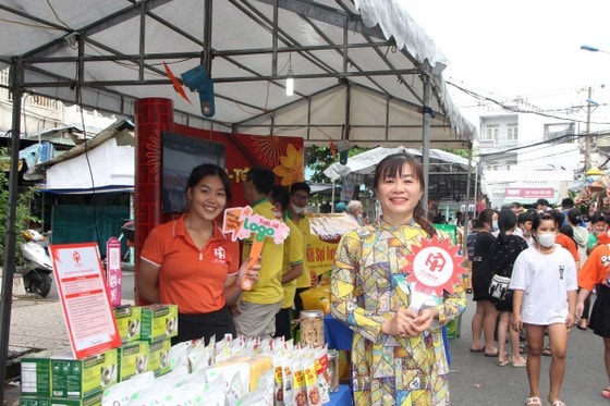 Doanh nghiệp, hộ kinh doanh trưng bày giới thiệu sản phẩm và phục vụ người dân tham gia ngày hội. Ảnh: TRẦN YÊN