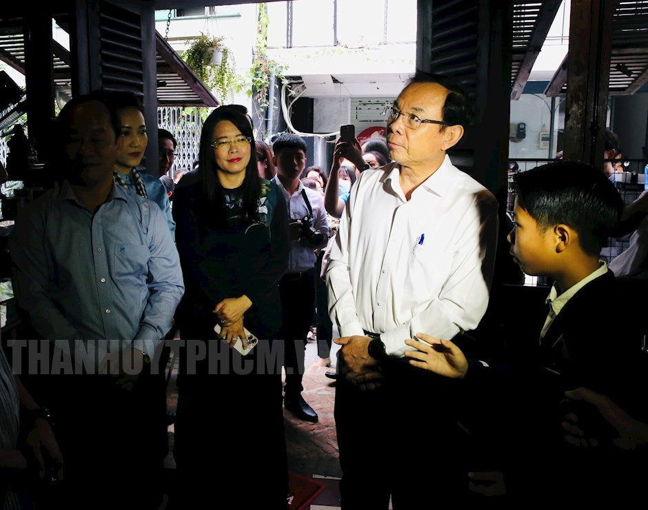 Bí thư Thành ủy TPHCM Nguyễn Văn Nên cùng các đại biểu tham quan Quán cà phê Đỗ Phủ - cơm tấm Đại Hàn, tại căn nhà số 113A Đặng Dung, phường Tân Định, Quận 1