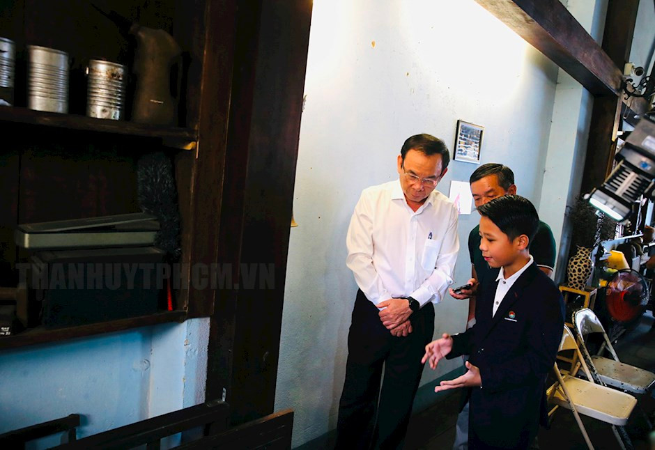 Bí thư Thành ủy TPHCM Nguyễn Văn Nên cùng các đại biểu tìm hiểu về căn hầm bí mật, hộp thư bí mật
