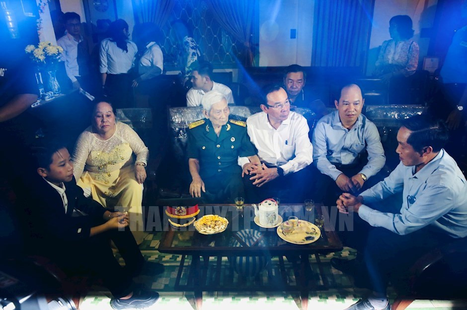 Bí thư Thành ủy TPHCM Nguyễn Văn Nên trao đổi với các nhân chứng lịch sử của Biệt động Sài Gòn