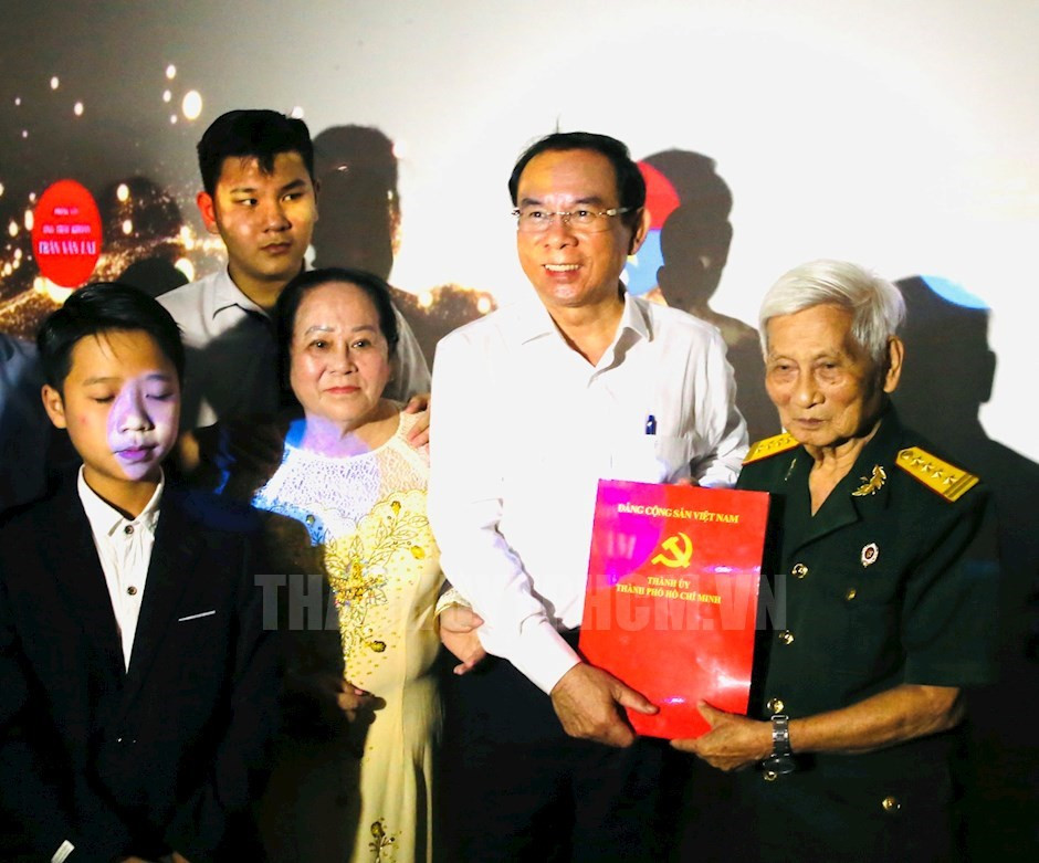 Bí thư Thành ủy TPHCM Nguyễn Văn Nên trao quà lưu niệm tặng các nhân chứng lịch sử của Biệt động Sài Gòn