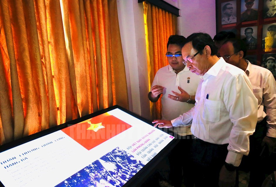 Bí thư Thành ủy TPHCM Nguyễn Văn Nên tham quan Bảo tàng trên các ứng dụng công nghệ thông minh
