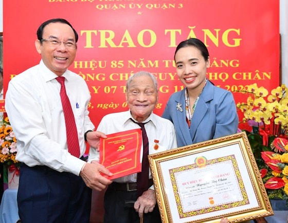 Bí thư Thành ủy TPHCM Nguyễn Văn Nên trao Huy hiệu 85 năm tuổi Đảng cho đồng chí Nguyễn Thọ Chân. Ảnh: VIỆT DŨNG