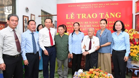 Lễ trao tặng Huy hiệu 85 năm tuổi Đảng cho đồng chí Nguyễn Thọ Chân. Ảnh: VIỆT DŨNG