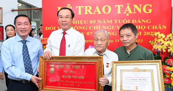 Bí thư Thành ủy TPHCM Nguyễn Văn Nên trao Huy hiệu 85 tuổi Đảng cho đồng chí Nguyễn Thọ Chân