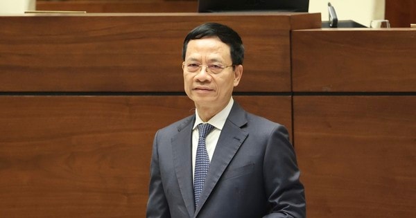 Bộ trưởng Bộ TT-TT Nguyễn Mạnh Hùng tiếp tục trả lời chất vấn trong chiều 4-11