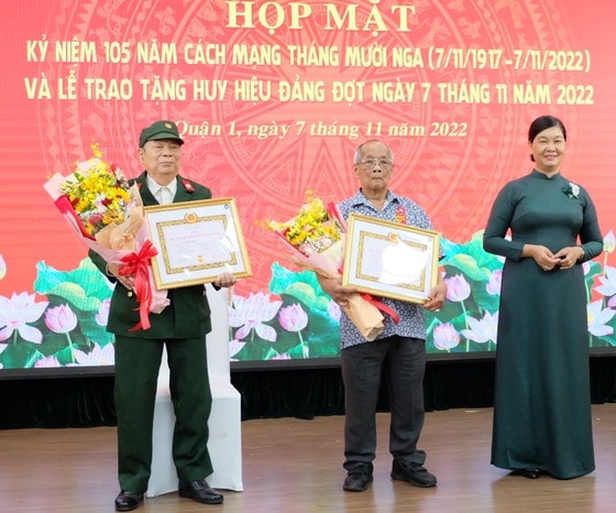 Các đảng viên nhận Huy hiệu 60 năm tuổi Đảng. Ảnh: THU HƯỜNG