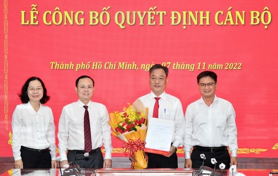 Phó Bí thư Thành ủy TPHCM Nguyễn Văn Hiếu cùng các đồng chí lãnh đạo Văn phòng Thành ủy, Ban tổ chức Thành ủy TPHCM chúc mừng đồng chí Nguyễn Minh Đức. Ảnh: VIỆT DŨNG