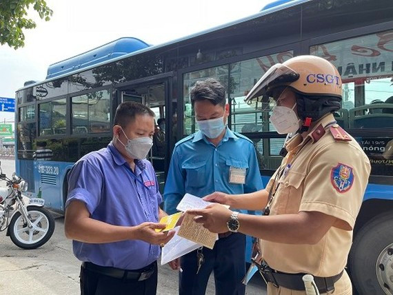 CSGT TPHCM kiểm tra với tài xế